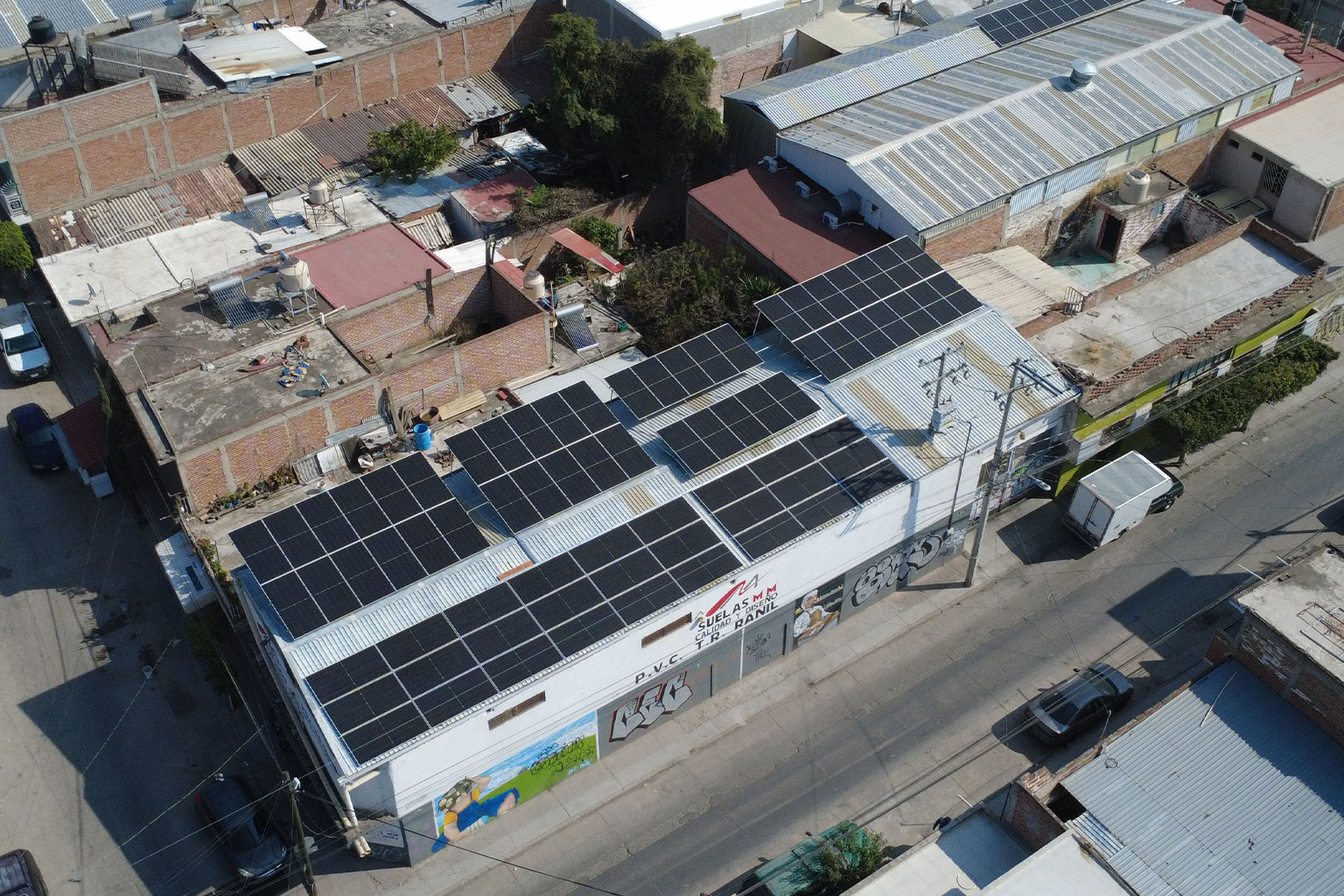 ¿Cómo saber si mi negocio necesita paneles solares? 5 señales claras